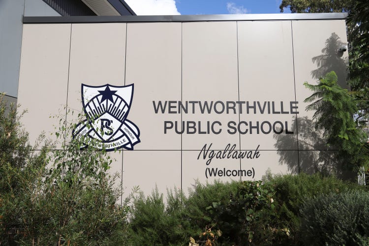 Wentworthville Public School building with sign and logo